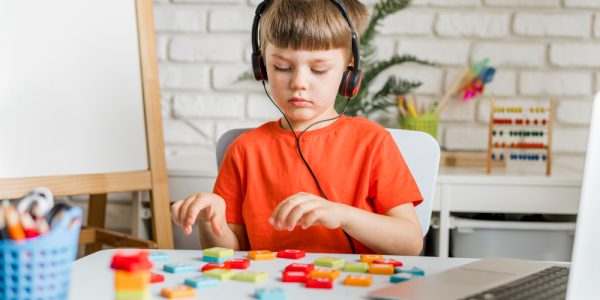 Saiba o que é e quem tem direito à aposentadoria para autistas e pessoas com TDAH